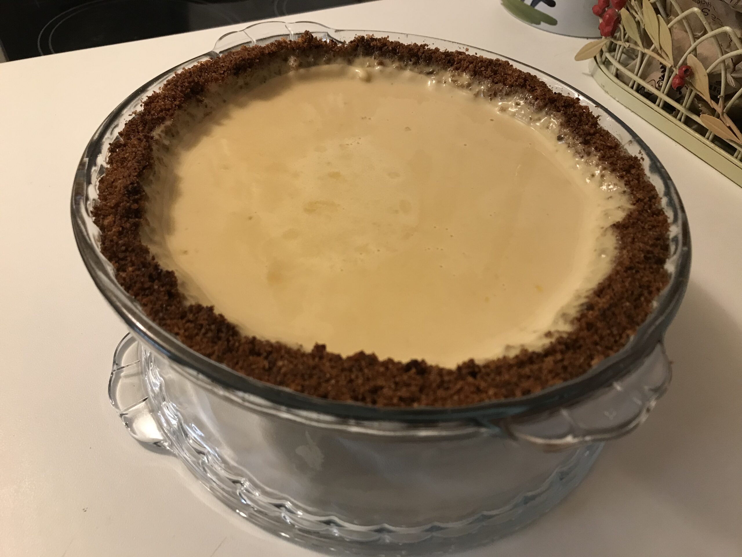 Custard cream pie with breadcrumb crust